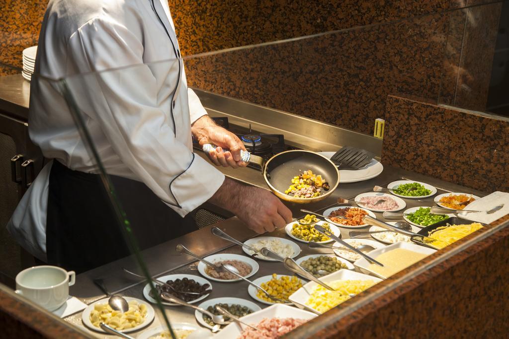 Hotel Windsor Plaza Brasília Exteriér fotografie A chef preparing a salad bar
